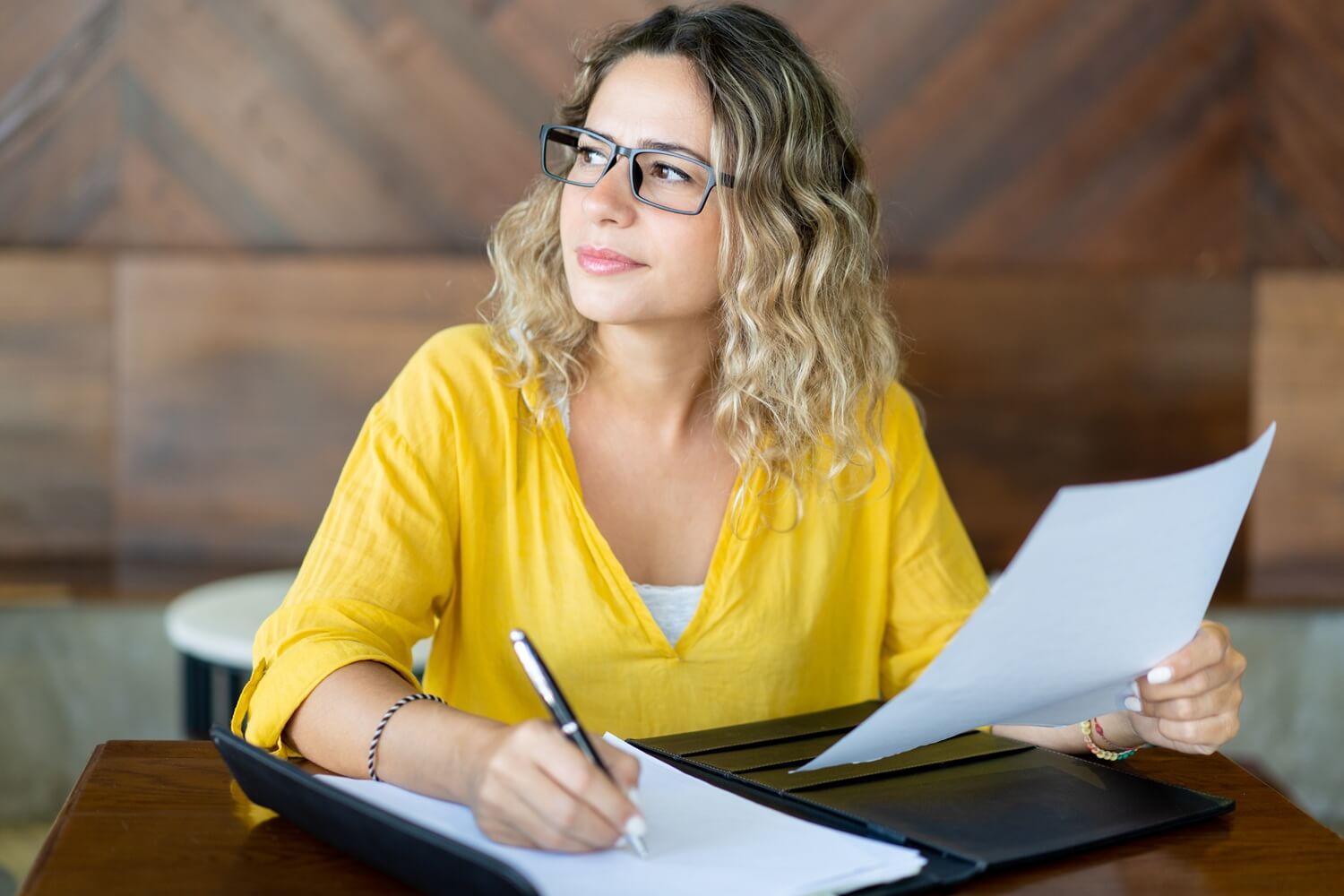 woman completing florida divorce papers